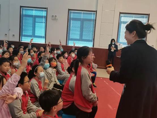 一群人在台上演讲
描述已自动生成